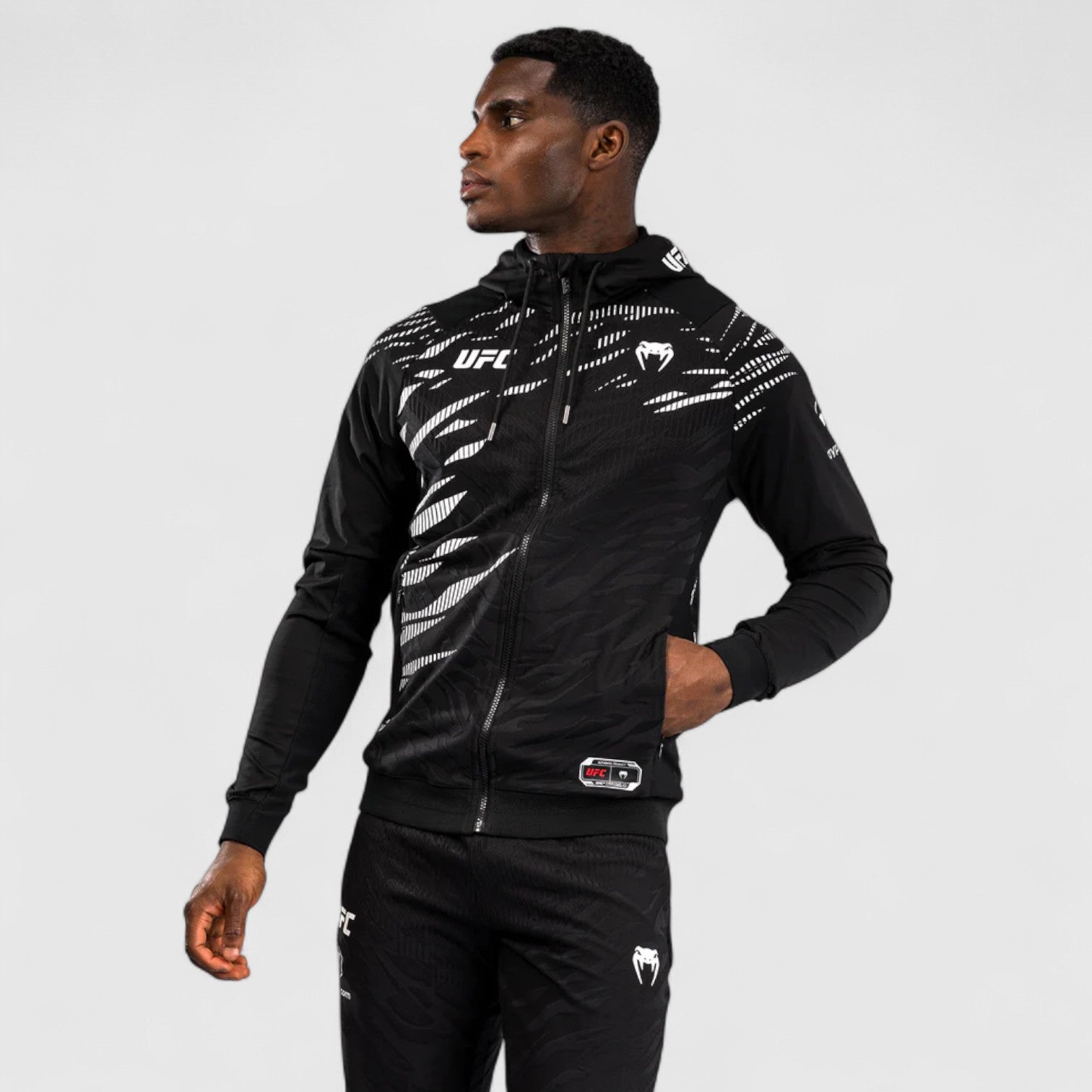 VENUM Fusion Autentisk Fight night hettejakke Svart og hvit - CombatStore.no