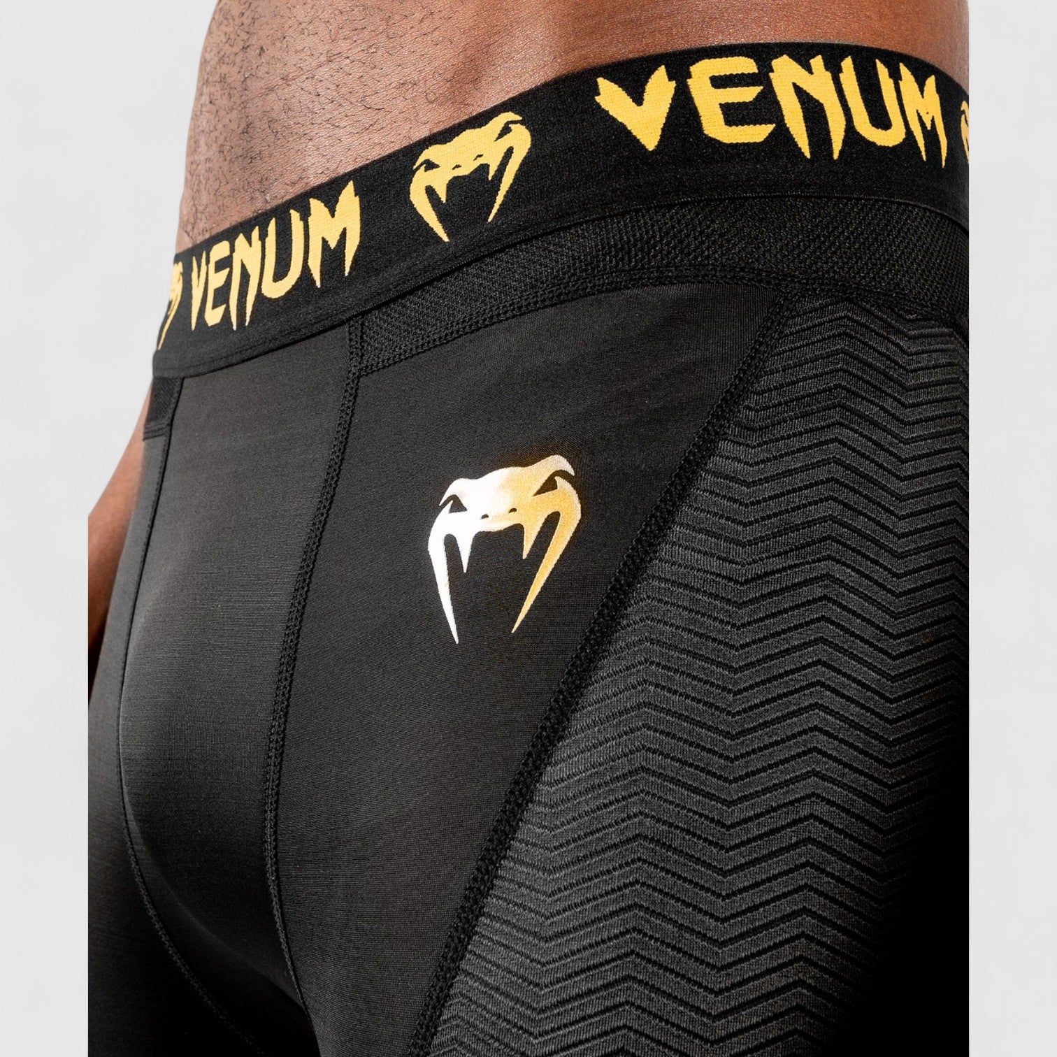 VENUM G - FIT Kompresjonsshorts - Svart/Gull - CombatStore.no