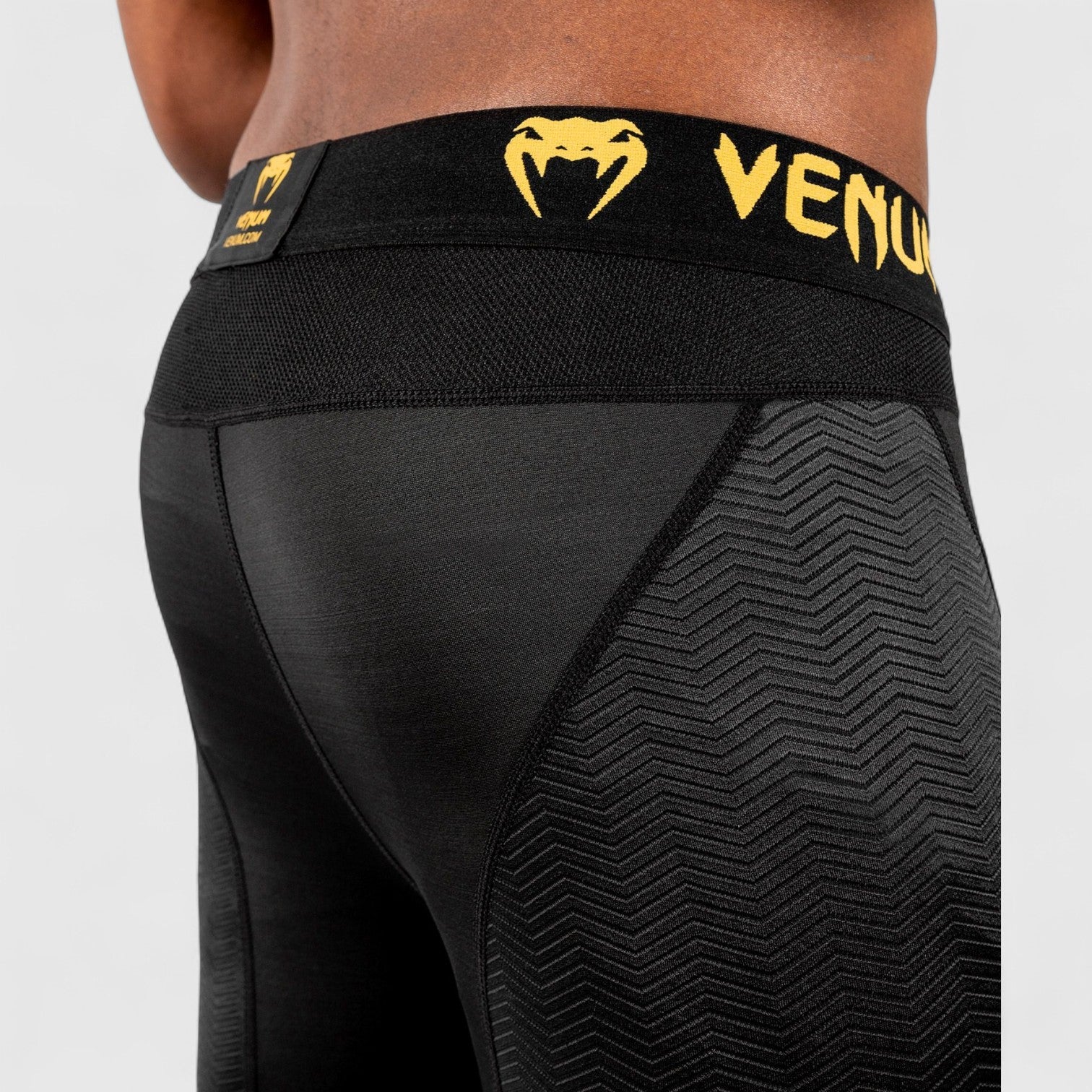 VENUM G - FIT Kompresjonsshorts - Svart/Gull - CombatStore.no