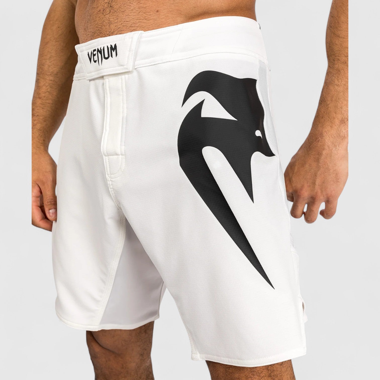 VENUM Light 5.0 Fightshort Hvit og Svart - CombatStore.no