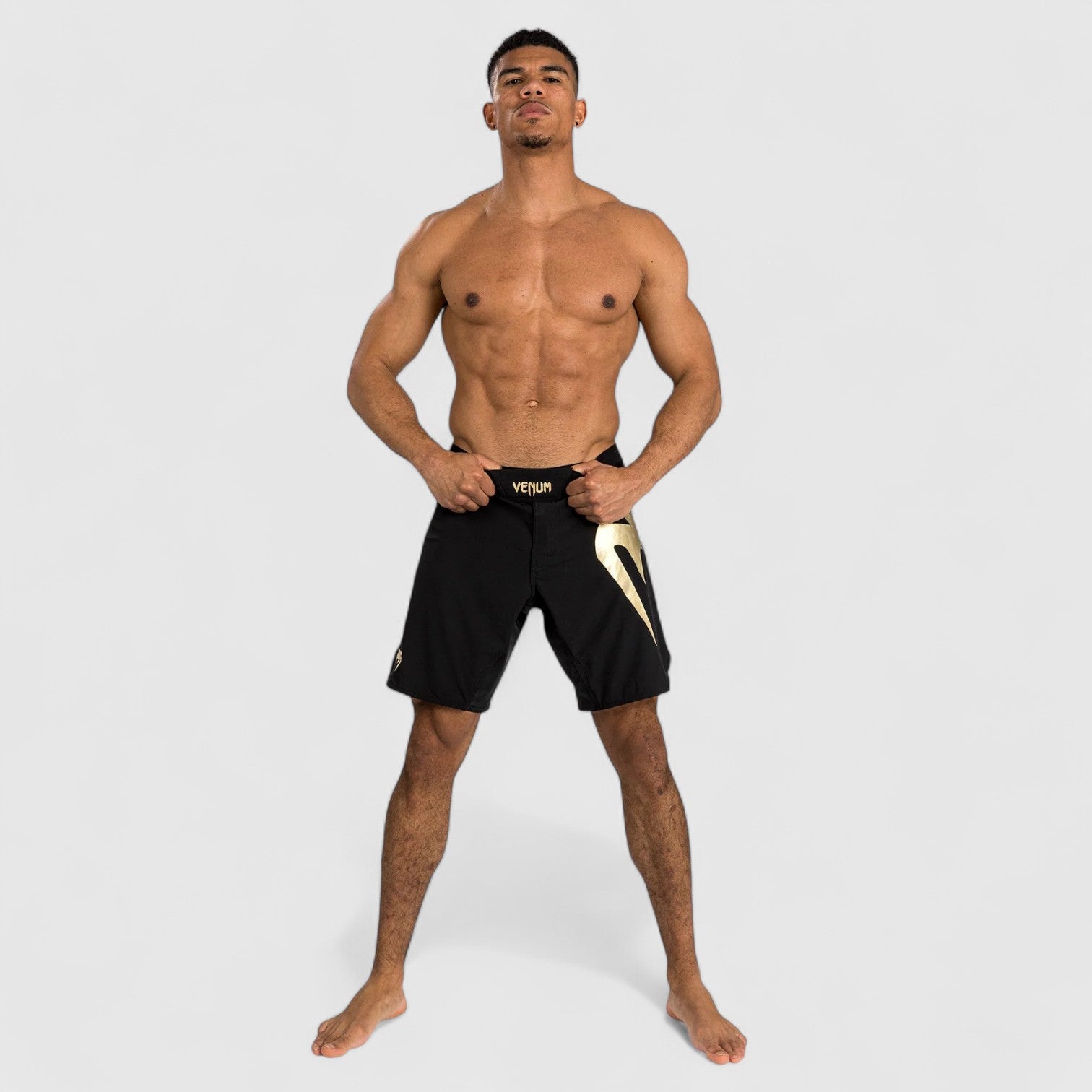 VENUM Light 5.0 Fightshort Svart og Gull - CombatStore.no