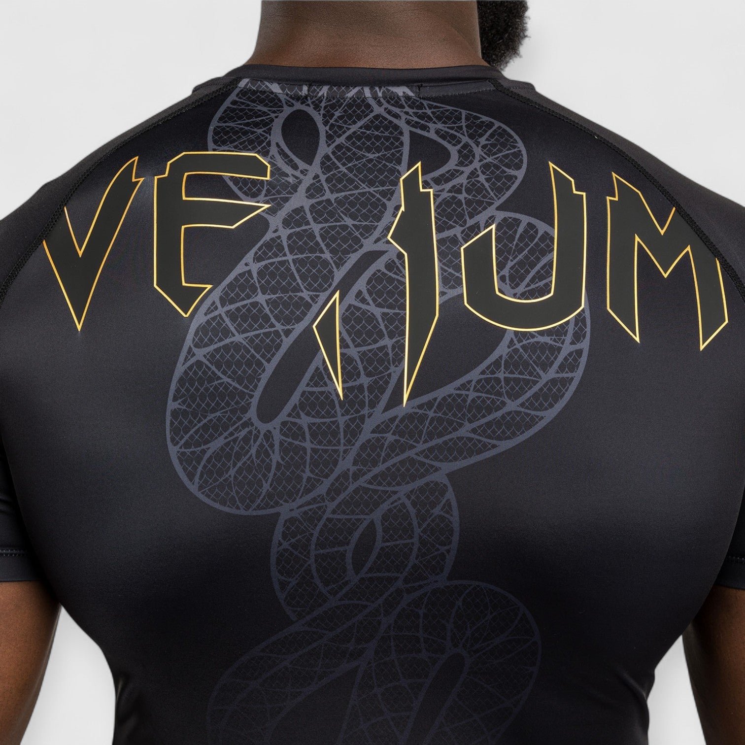 VENUM Serpenti Rashguard med korte ermer - CombatStore.no