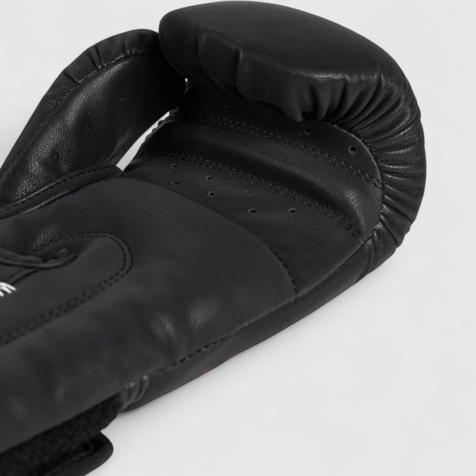 VENUM Tactical XT Boxing Gloves - Svart og Rød - CombatStore.no