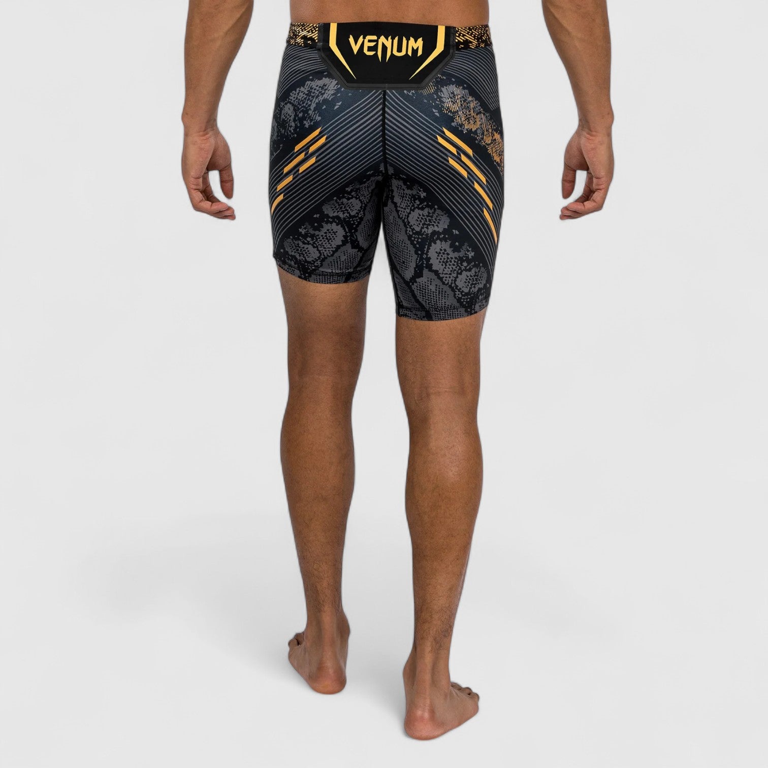 VENUM UFC Adrenaline Vale tudo shorts Svart/Gull - CombatStore.no