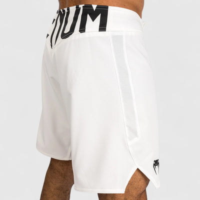 VENUM Light 5.0 Fightshort Hvit og Svart - CombatStore.no