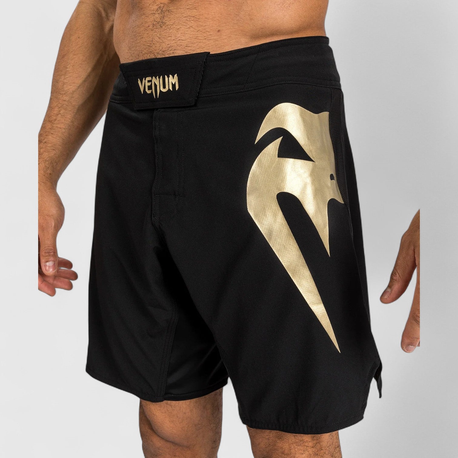 VENUM Light 5.0 Fightshort Svart og Gull - CombatStore.no